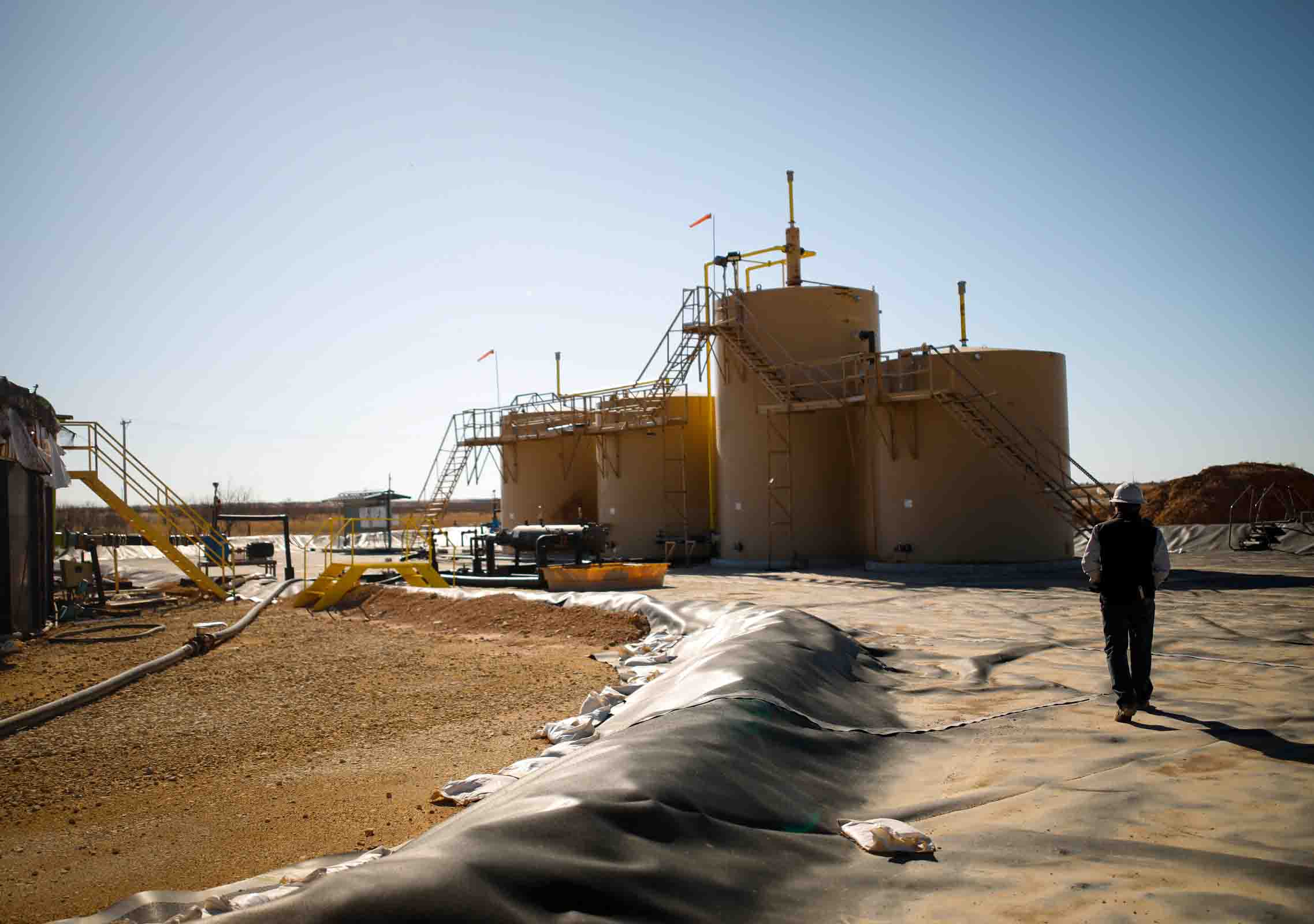 Above-ground storage tank used to filter and treat water coming from active wells at a facility near Big Lake, Texas. The scale of hydraulic fracturing in the Permian led producers to develop an extensive network of water pipelines to cut trucking costs and move water more effectively. (Source: The Oilfield Photographer Inc.)