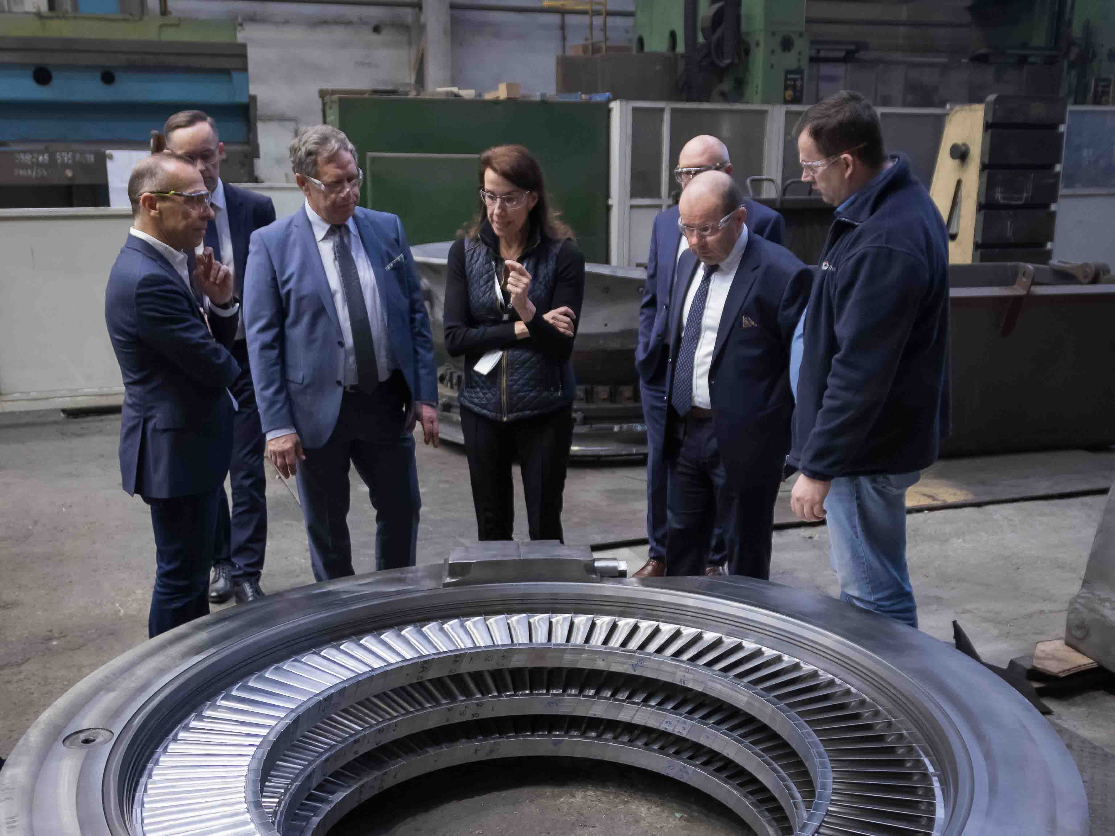 EthosEnergy CEO Ana Amacarilla discusses the company’s turbine engine technology with a group of investors. (Source: EthosEnergy)