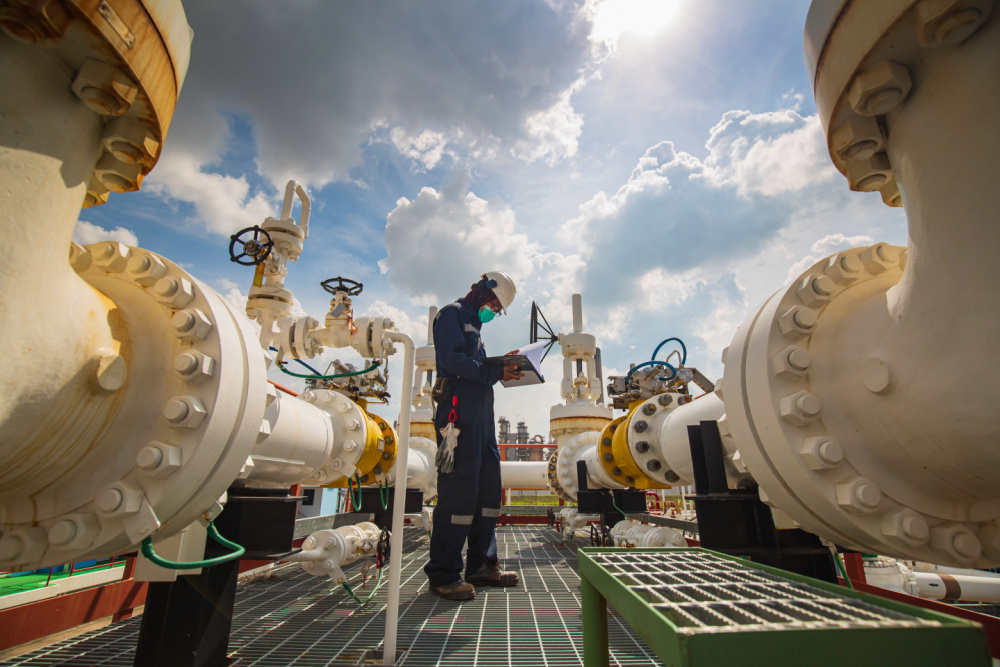 Hart Energy Oil and Gas Investor June 2022 - Workforce Woes - Oilfield Worker image 2