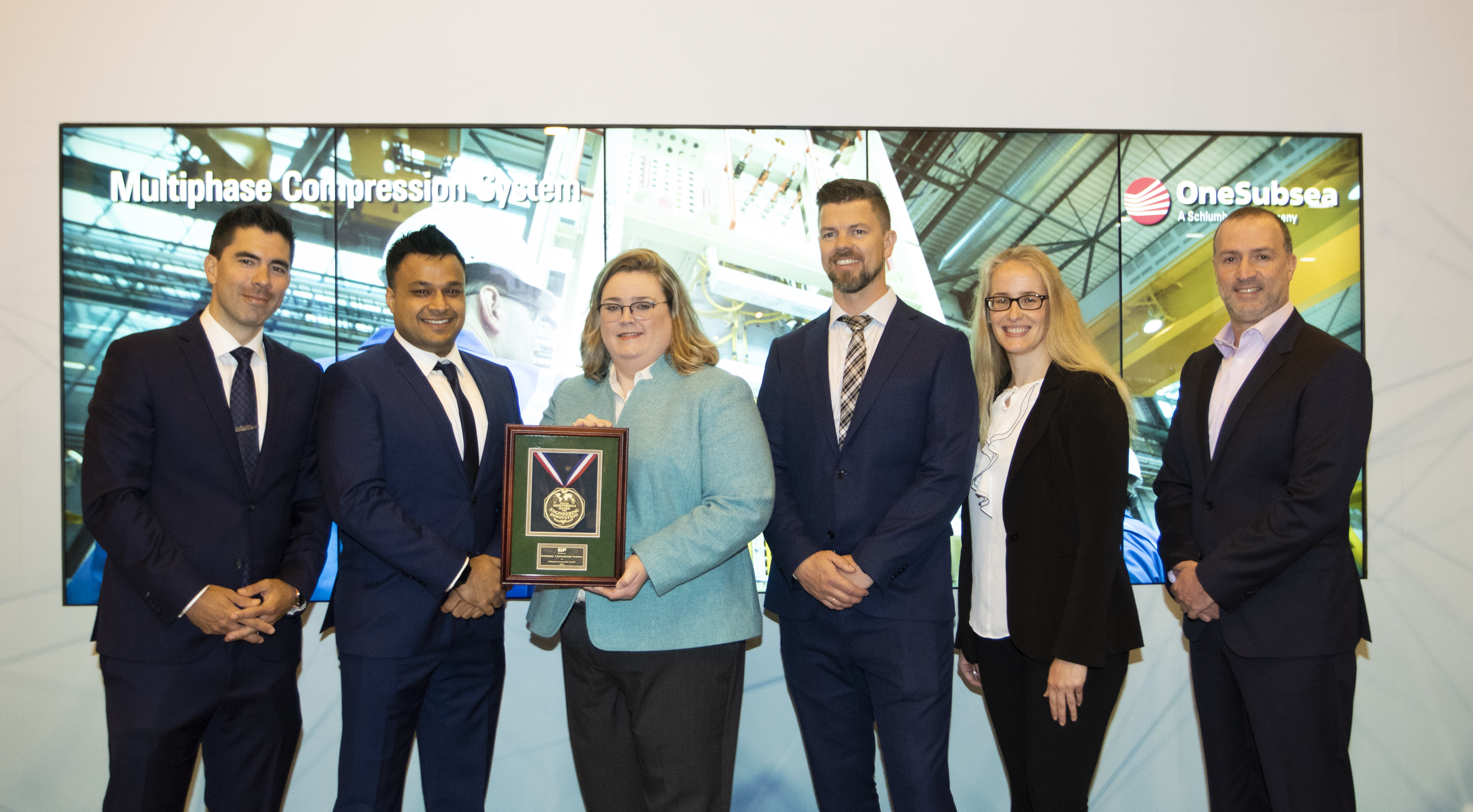 The Multiphase Compression System from OneSubsea, a Schlumberger company, won in the subsea systems category. E&P’s Jennifer Presley (third from the left) presented the award to (from left to right) Mads Hjelmeland, Akshay Kalia, Hans Fredrik Kjellnes, Lucile Turpin and Ben Charbit.